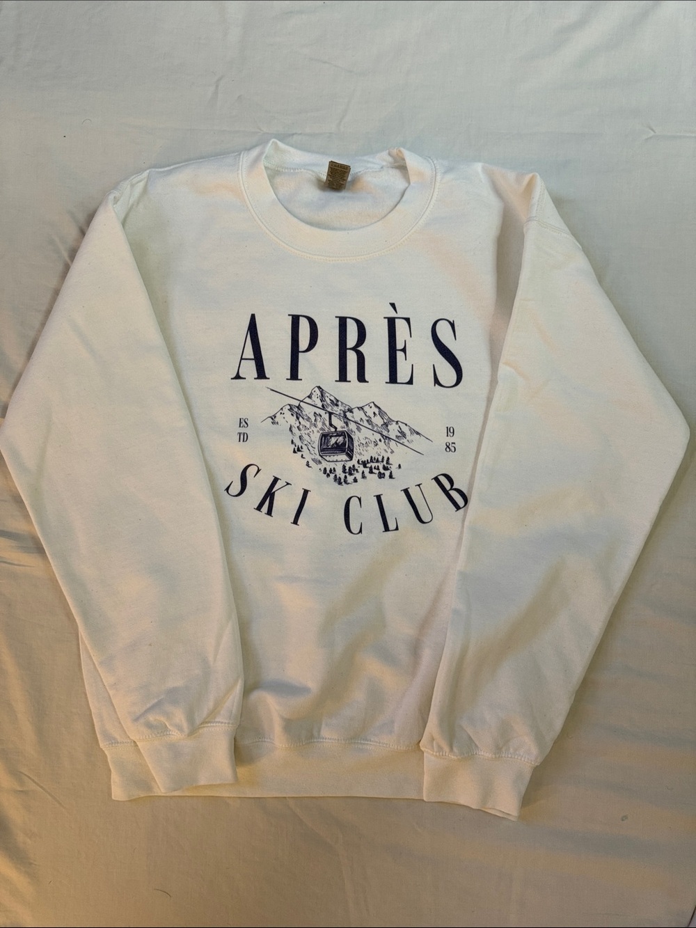 Gildan White Crewneck with Navy Après Ski Club Graphic Size S